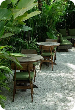 Balneario garden table setting